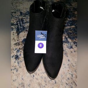 NBW Universal Thread black booties